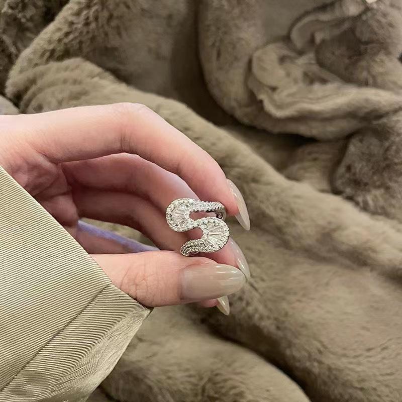 S-shaped Zirconia Ring