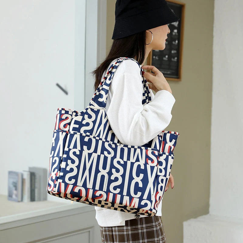 Handbag with fashion print