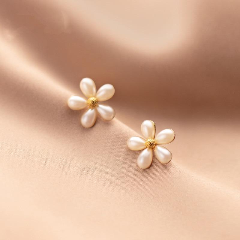 Sweet little flower earrings in 925 silver