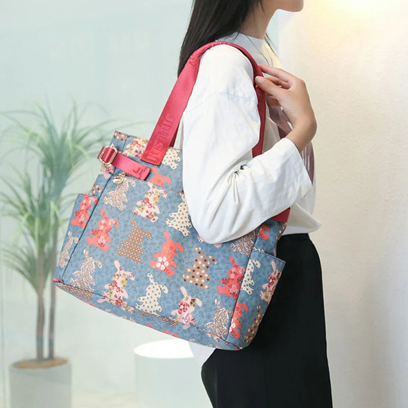 Handbag with fashion print